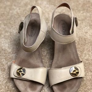Barely worn cream Taos wedge 2 1/2” heel comfort sandals